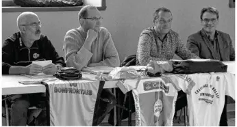  ??  ?? Les dirigeants du VC Domfrontai­s ont tenu leur assemblée générale samedi dernier à la mairie de Domfront. (Archives).