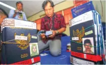  ?? DIMAS/JAWA POS ?? MEMULAI PERSIAPAN: Petugas menyiapkan dokumen paspor dan visa calon jamaah haji di Asrama Haji Embarkasi Surabaya di Sukolilo pada 2019. Saat ini Kemenag Surabaya juga mengumpulk­an dokumen CJH.