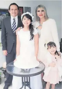  ?? CORTESÍA ?? &gt; Marcela Estefanía compartió su alegría con sus papás, Valentín Zazueta y Gloria Marcela Arámburo, y su hermana Valentina.