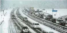  ?? Foto: Ralf Zwiebler ?? Dichtes Schneetrei­ben führte am Samstag auf der A7 rund um Ulm zu Behinderun gen. Aber auch auf der A8 stockte der Verkehr immer wieder.