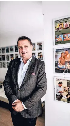  ?? RP-FOTO: ANDREAS BRETZ ?? Ulf Montanus im Büro seines Zuhauses in Düsseltal, wo er Bilder von vielen seiner TV-Auftritte aufgehängt hat.