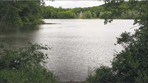  ?? Lisa Backus / For Hearst Connecticu­t Media ?? State police dive teams returned to an Avon pond Friday in search for clues in the Jennifer Dulos case.