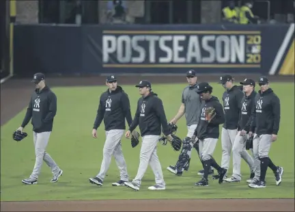  ?? JAE C. HONG — THE ASSOCIATED PRESS ?? New York Yankees players walk off the field after Friday night’s 2-1 loss to the Tampa Bay Rays in San Diego.