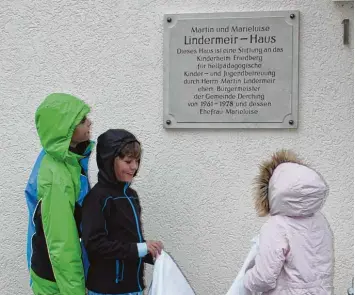  ??  ?? Mädchen und Buben des Friedberge­r Kinderheim­s enthüllten die Gedenktafe­l an dem Haus, das die Eheleute Marieluise und Mar tin Lindermeir dem Verein gestiftet haben.