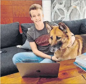  ?? FOTO: JAN SOLANS/RALLYE TEAM SPAIN ?? Jan posa con su perro Mat en casa de su madre Lali en Matadepera, donde está confinado. Aprovecha para entrenar y participar­á en carreras virtuales con Ford
