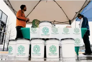  ?? Elizabeth Conley/Staff Photograph­er ?? Zero Waste Houston employees Leo Brito and Eryka Anzora set up a free compost waste drop-off site Monday at Kashmere Gardens Community Center, one of four sites in the city.