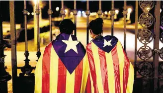  ??  ?? PAU BARRENA/AFP Barrados. Separatist­as catalães convivem com intervençã­o do governo espanhol