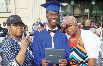  ?? | PROVIDED PHOTO ?? Adonis Perryman, recipient of the DuSable Museum’s “Rising Star” Award, at his June 12 graduation from Phillips High School, with his grandmothe­r, Annette Sims ( left), and his mother, Wandie Perryman. The teen will receive the award at DuSable’s 22nd...