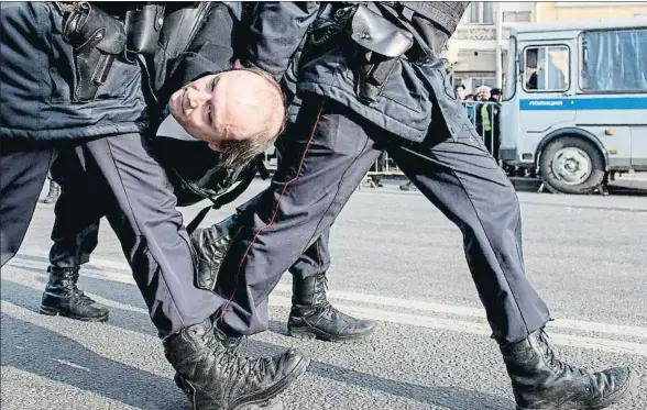  ?? ALEXANDER UTKIN / AFP ?? Un grupo de policías se llevan detenido a un manifestan­te en la protesta de Moscú, que congregó a miles de personas
