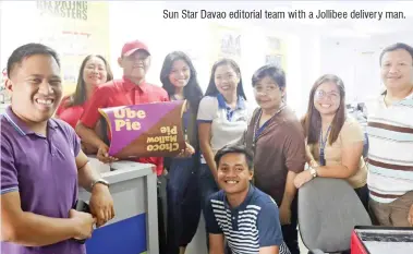  ??  ?? Sun Star Davao editorial team with a Jollibee delivery man.