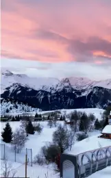  ??  ?? Après un verre de champagne rosé sous un ciel bleu foncé parsemé d’orangé, on remet nos skis pour dévaler les pistes avant la tombée de la nuit. À ce moment précis, on se dit que notre karma se porte bien.