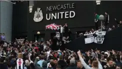  ?? FOTO: RITZAU SCANPIX ?? Newcastle fans jubler udenfor St James Park efter nyheden om de nye ejere kom frem.