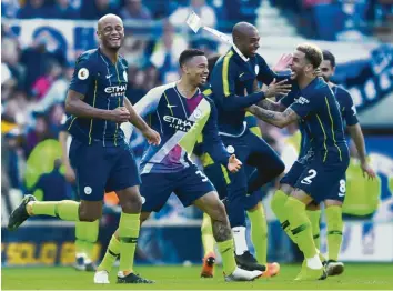  ?? Foto: Glynn Kirk, AFP ?? Die pure Freude: Die Spieler von Manchester City bejubeln den zweiten Meistertit­el in Folge.