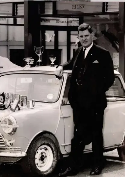  ?? ?? Lain Fraser, right, of Glasgow dealership A& D Fraser’s, in the 1960s, and the Blue and white Mini Cooper V997, left, and its interior, below