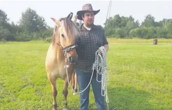  ??  ?? Avec une mère passionnée de derbys, le comédien se retrouve souvent à promener les chevaux dans sa région natale.