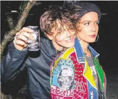  ?? INSTAGRAM ?? Halsey und Yungblud verkuschel­t im Dezember 2018.