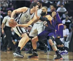  ??  ?? GARRA. Pau Gasol trata de superar la defensa de Tyson Chandler.