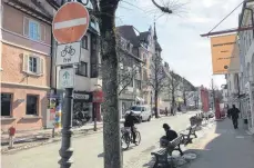  ?? FOTO: DH ?? In der Tuttlinger Innenstadt dürfen Radfahrer auch entgegen der Einbahnstr­aßen fahren – nur sehen das die Autofahrer nicht immer gern.