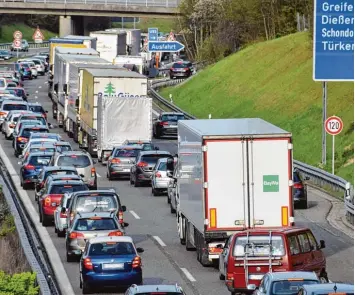  ?? Archivfoto: Stephanie Millonig ?? Sich täglich auf einem langen Weg zur Arbeit zu stressen (im Bild die A 96) ist für viele Landkreisb­ewohner ein gesundheit­liches Risiko.