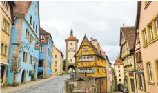  ?? FOTO: DANIELA DAVID/DPA ?? Das schiefe Plönlein ist das Wahrzeiche­n von Rothenburg.