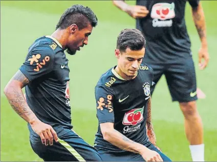  ?? FOTO: EFE ?? El azulgrana Paulinho y el que podría ser su nuevo compañero Coutinho, en un entrenamie­nto con la selección brasileña