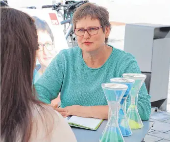  ?? FOTO: GR ?? Bei ihrer Radtour durch den Wahlkreis wollte Leni Breymaier Land und Leute kennenlern­en.