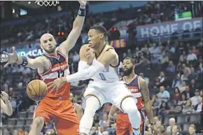  ??  ?? Russell Westbrook van Oklahoma City Thunder probeert langs Marcin Gortat van Washington Wizards te gaan. (Foto: ESPN)