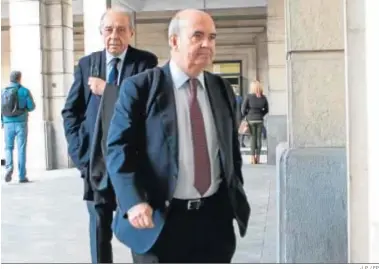  ?? J. P. / EP ?? El ex consejero Gaspar Zarrías, ayer, a su llegada al juicio.