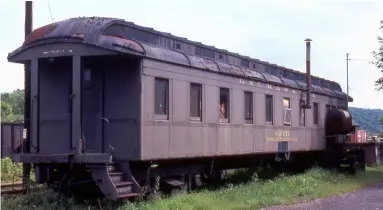  ?? Jerry Dziedzic photo ?? Delaware, Lackawanna & Western fitted several cars as traveling classrooms. This Safety Instructio­n Car served as a yard office in Portland, Pa., later in life, seen in 1975.