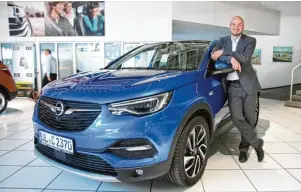  ?? Fotos: Elke Matuszczak ?? Mit dem neuen Grandland X wurde von Opel auch die Farbe Topas Blau aufgelegt. Sven Wolf (Foto): „Die dürfte so manchen Autofahrer begeistern“.