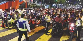  ?? BERNAMAPIX ?? Traffic policemen inspecting hundreds of motorcycli­sts in Jalan Raja Laut, Kuala Lumpur, during the operation.