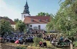  ?? FOTO: MAIK SCHUCK ?? Das Festkonzer­t zum Doppeljubi­läum  Jahre Tiefurter Montagsmus­iken und  Jahre Collegium Musicum fand vor der Kirche St. Christopho­rus statt.