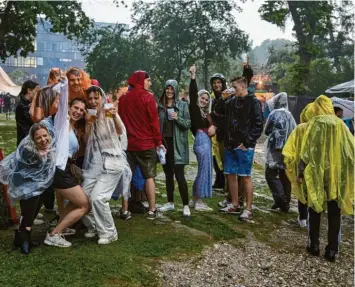  ?? Fotos: Peter Fastl, Silvio Wyszengrad ?? Die gute Laune ließen sich viele Besucher des Modular‰Festivals trotz des strömenden Regens nicht nehmen. Es wurde einfach weiter gefeiert.