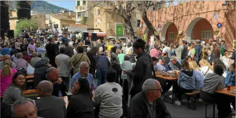  ?? Foto: L.G. ?? La plaza del Mercat se llenó de público, que disfrutó del buen tiempo, de la comida y de la música.