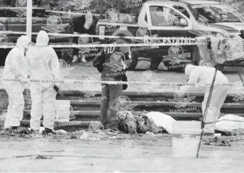  ?? FOTO: EL UNIVERAL ?? &gt; Peritos trabajan en la zona de la explosión, donde quedaron tiradas varias víctimas.