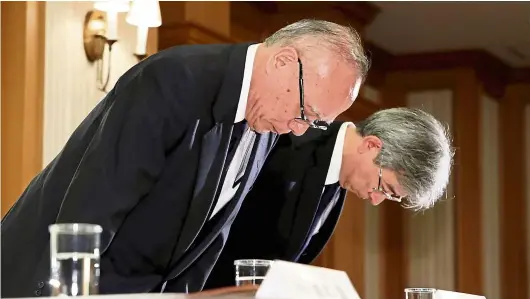  ??  ?? Managing director of Tokyo Medical University Tetsuo Yukioka (left), and vicepresid­ent Keisuke Miyazawa (right) apologised for the discrimina­tion against female applicants after a probe.