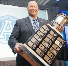  ?? DON HEALY/THE Leader-post ?? Scott Milanovich, of the Grey Cup-champion Toronto Argonauts, was presented with Annis
Stukus Trophy for the CFL’s coach of the year in Regina on Thursday.