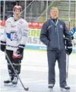  ?? FOTO: HEINZ WITTMANN ?? Nachwuchss­pieler Boaz Bassen ( links) bekommt von SERC- Trainer Pat Cortina im Training einige Ratschläge und bereits ein Sonderlob.