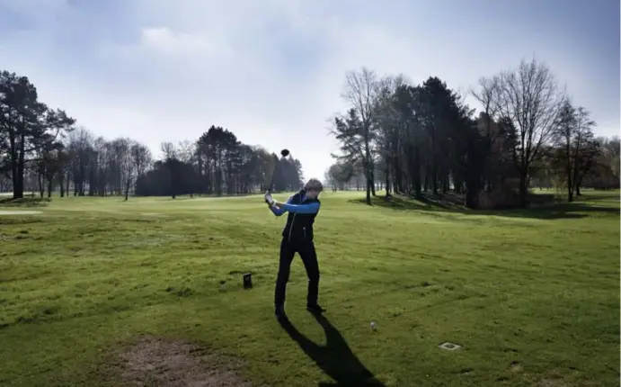  ?? ?? Er zijn 55 golfclubs in Vlaanderen. Samen hadden ze het afgelopen jaar een kleine 50.000 leden.