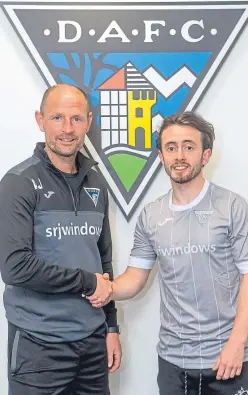  ?? Picture: Craig Brown. ?? Pars boss Allan Johnston welcomes Aidan Connolly to East End Park.