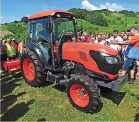  ??  ?? Kubota M5002 Narrow so sadjarsko-vinogradni­ški traktorji z močjo od 72 do 105 KM. Model M5071 Narrov ima 53 kW (72 KM) in menjalnik 36 + 36.