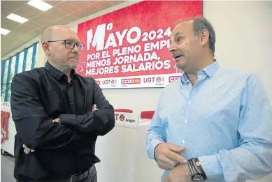  ?? JAVIER CEBOLLADA/EFE ?? Manuel Pina y José Juan Arcéiz, secretario­s generales en Aragón de CC.OO. y UGT.