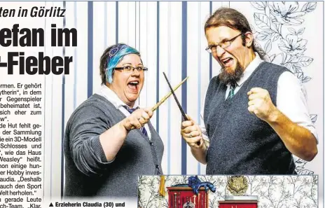  ??  ?? Erzieherin Claudia (30) und Verkäufer Stefan Bittner (32) tauchen zuhause in die Welt von Harry Potter ab. Klar haben sie auch ihre eigenen Zauberstäb­e.