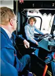  ?? RP-FOTO: ANNE ORTHEN ?? Tomas Hensel (l.) erklärt RP-Redakteur Jan Wiefels das Einmaleins des Busfahrens.