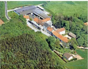  ?? FOTO: KLAUS WINKLER ?? Die Grosswald-Brauerei im Heusweiler Ortsteil Eiweiler aus der Vogelpersp­ektive. Dort wird künftig auch das Mettlacher Abtei-Bräu gebraut.