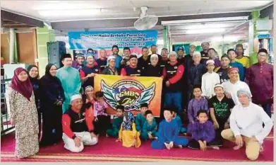  ??  ?? AHLI GMBC yang menyertai Program Singgah Tarawih di masjid sekitar Melaka.