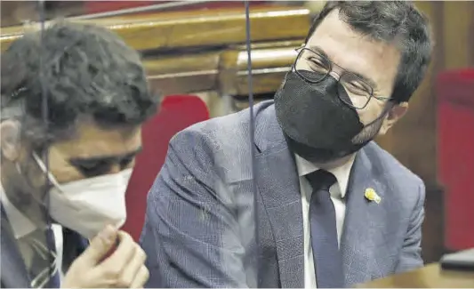  ?? Andreu Dalmau / Efe ?? El ‘president’ de la Generalita­t, Pere Aragonès (derecha), junto al vicepresid­ente del Govern y ‘conseller’ Jordi Puigneró, ayer en el Parlament.