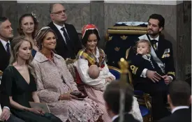  ?? FOTO: TT/ANDERS WIKLUND ?? ■■ Prins Gabriel i sin mammas, prinsessan Sofias famn. Till vänster faddrarna Sara Hellqvist och prinsessan Madeleine, till höger prins Carl Philip och prins Alexander.