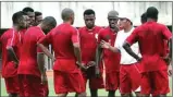  ?? HANS/CEPOS ?? BANGKIT: Pelatih Persipura Liestiadi memberikan pengarahan kepada para pemain dalam sesi latihan.