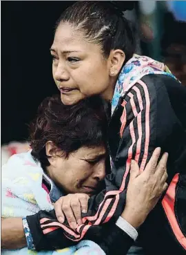  ?? REBECCA BLACKWELL / AP ?? Dues dones ploren mentre esperen notícies dels seus familiars